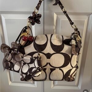 ISO Coach brown and cream Carly
Do not buy